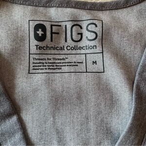 Figs Charcoal Gray Pocketed Top scrub nursing